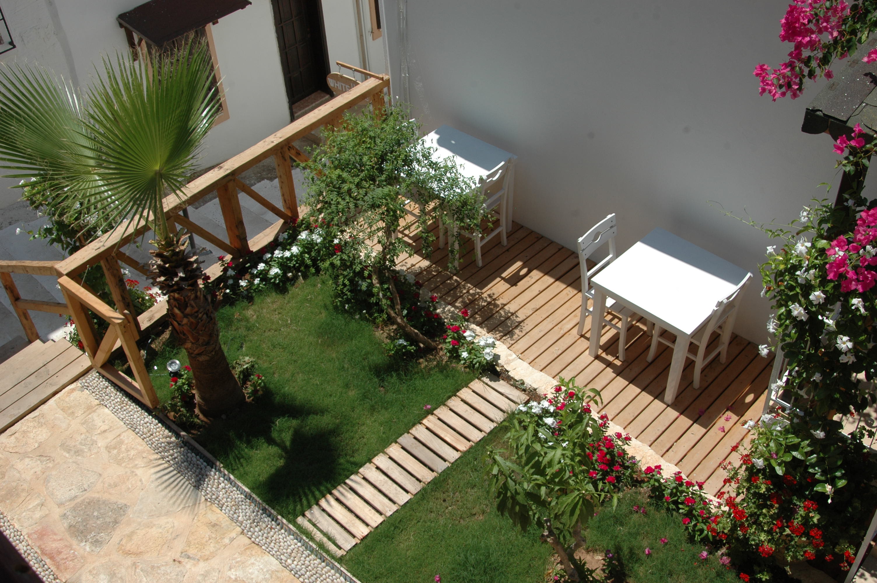 Small garden areas to enjoy breakfast or drinks